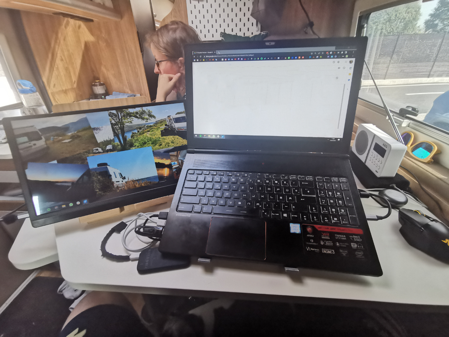 Mobiler Arbeitsplatz mit Laptop, portablem Monitor als zweitem Bildschirm und externer Maus