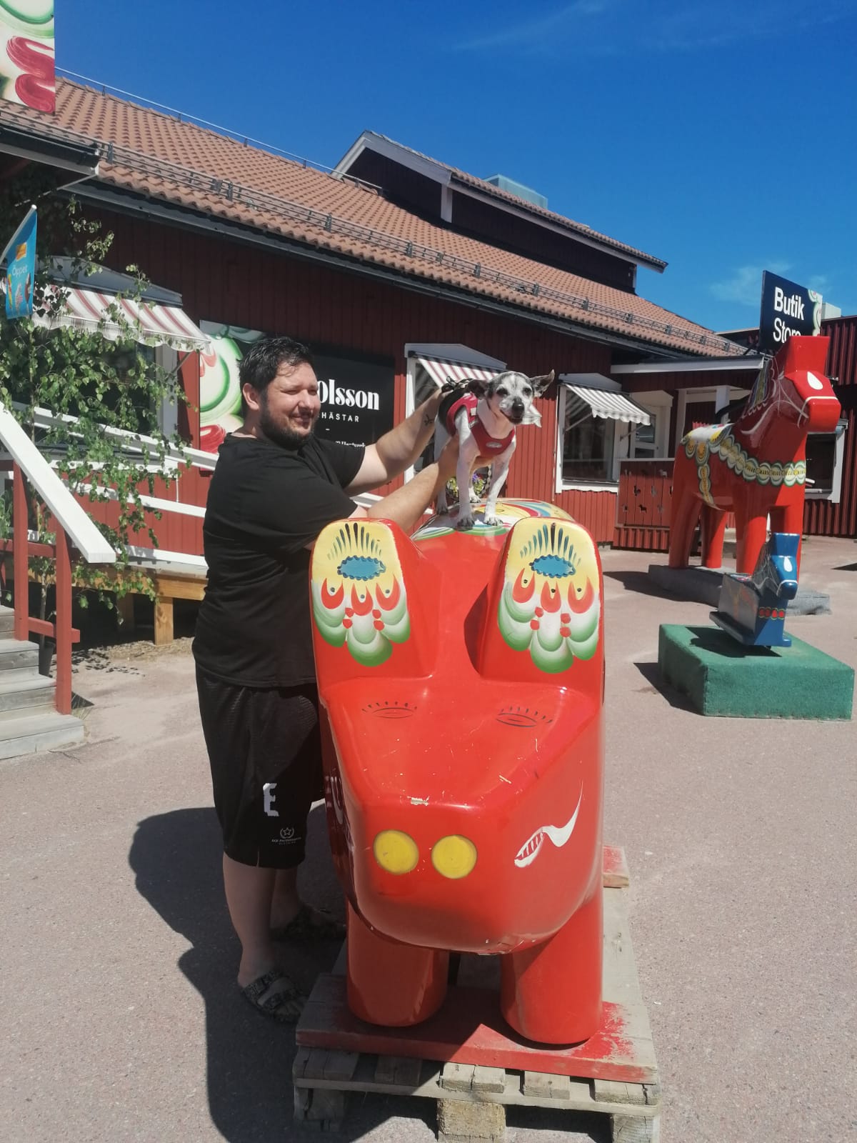 Tim Bartsch steht vor dem Mora Factory Outlet