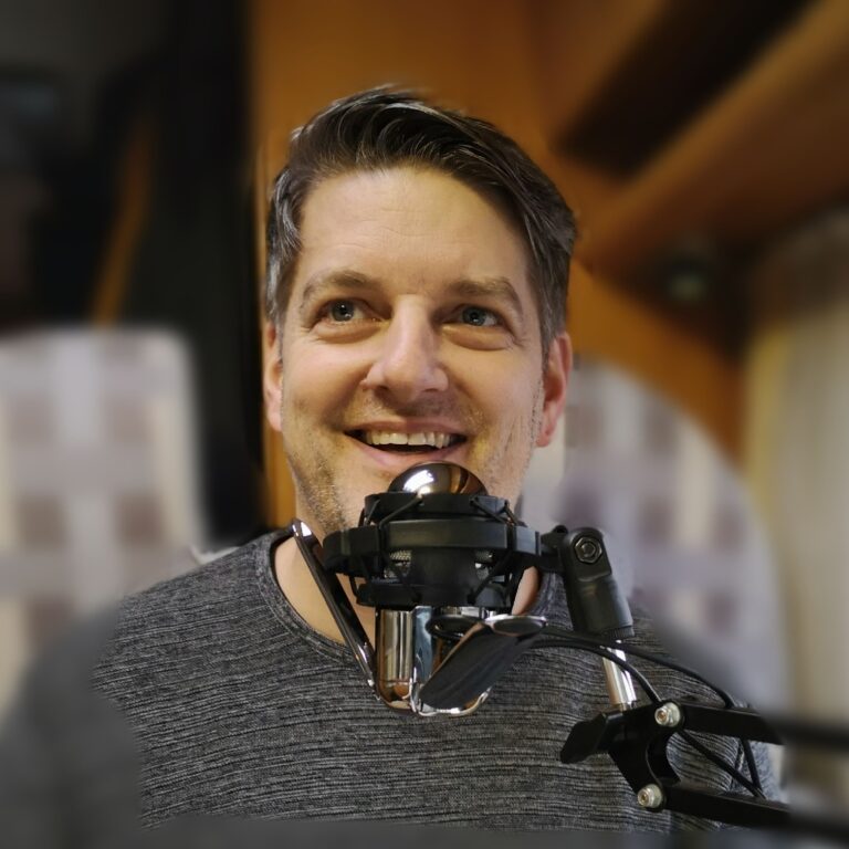 André Christen beim Podcasten vor seinem Mikrofon