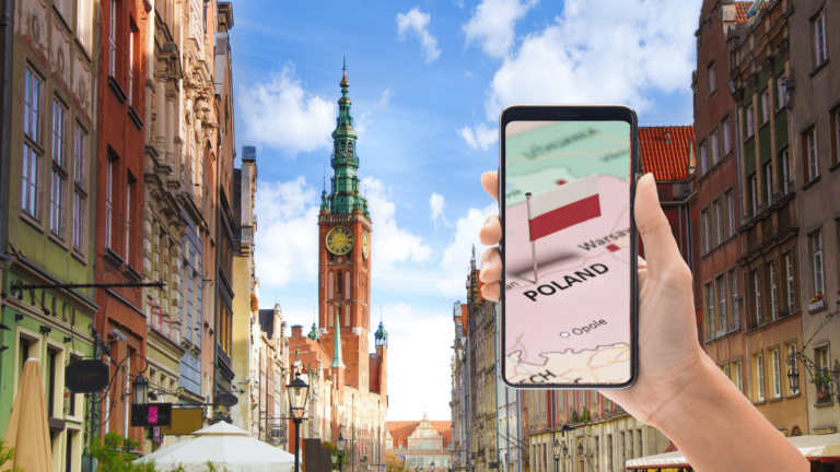 Ein Bild von der Danziger Altstadt und eine Karte von Polen in einem Handydisplay