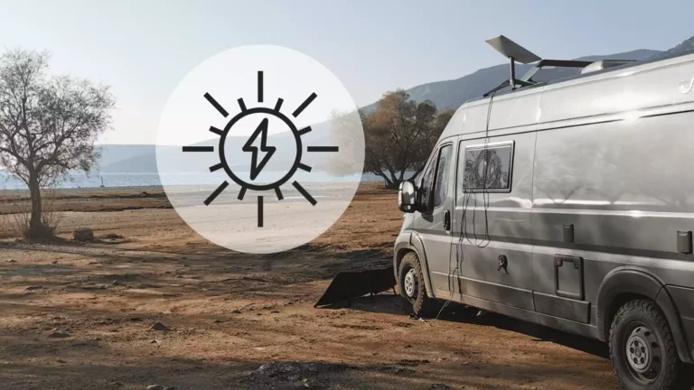 Campingbus mit Solarmodul auf einem sonnigen Strand, ideal für autarkes Reisen mit Solarenergie. Tragbares Solarpanel für umweltfreundliches Camping.