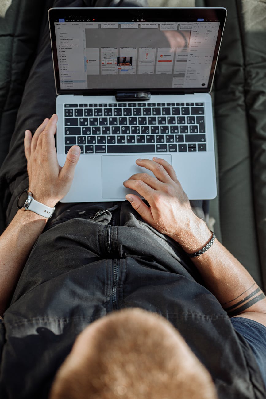 Du betrachtest gerade Remote Work Tech-Setup: Von Ergonomie bis Starlink – Unser komplettes Equipment für die mobile Arbeit