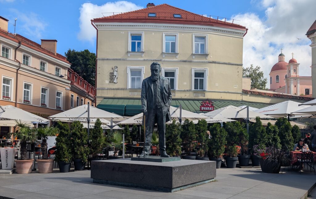 Das Bild zeigt die Statue von Jonas Basanavičius, einem wichtigen litauischen Nationalhelden, in Vilnius, Litauen