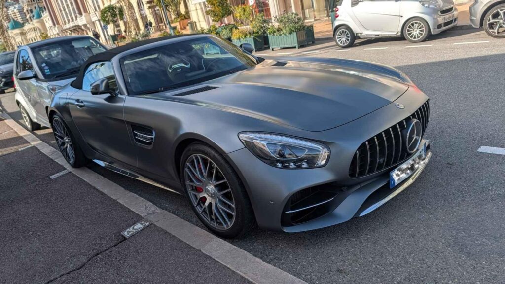 Mercedes-AMG GT Cabrio in Monaco: Luxuswagen am Straßenrand der Côte d'Azur