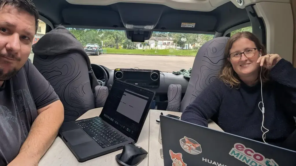 Remote Worker mit Laptop auf Reisen – Digital Nomad Leben unterwegs