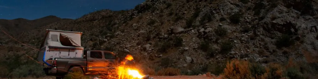 Ein Maskierter Mann versucht ein Auto aufzubrechen