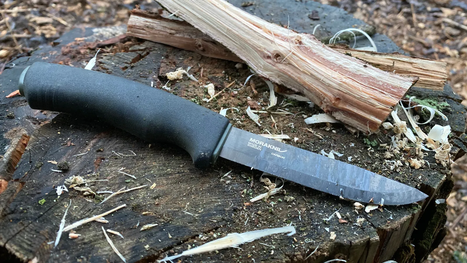 Mora Bushcraft Messer beim Schnitzen