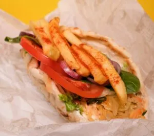 Frau am Laptop unterwegs – Remote Work auf Camper-Trip nach Athen