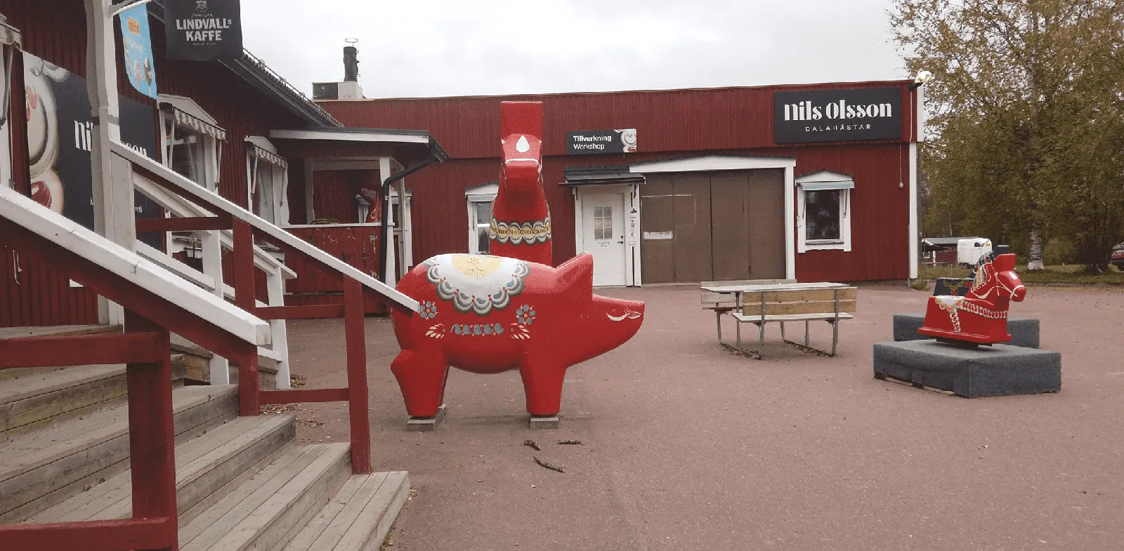 Dalahäst Dalapferde – Traditionelles schwedisches Holzpferd neben dem Morakniv Shop