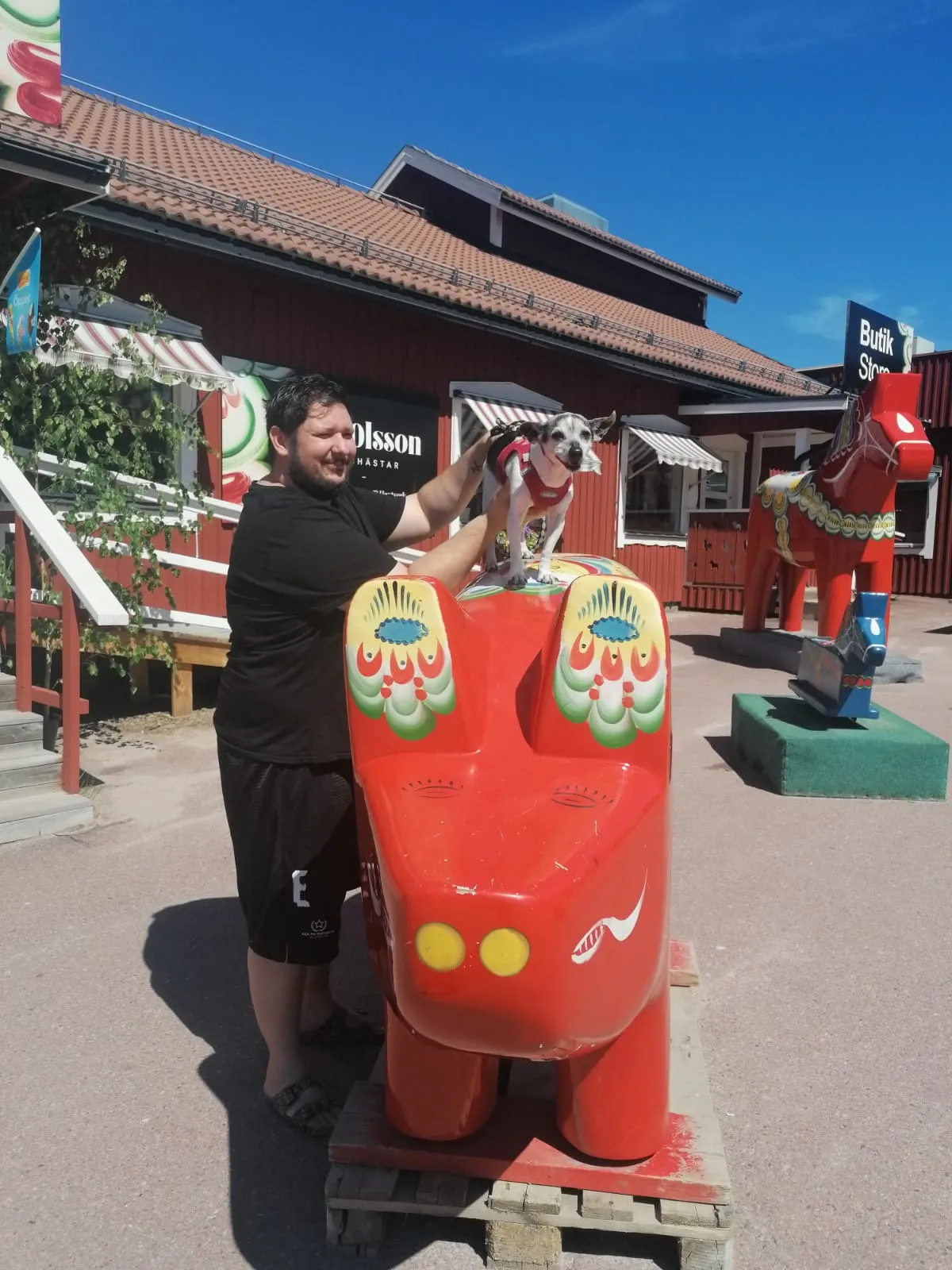 Tim Bartsch steht vor dem Mora Factory Outlet