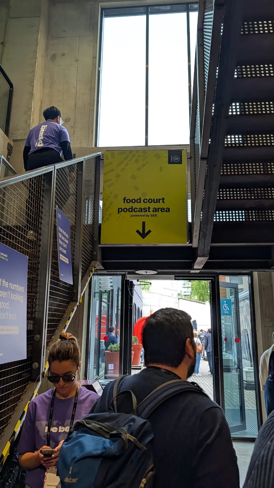Wegweiser zu Food Court und Podcast Area im Kultuurikatel – Latitude59 2026 Venue Tallinn