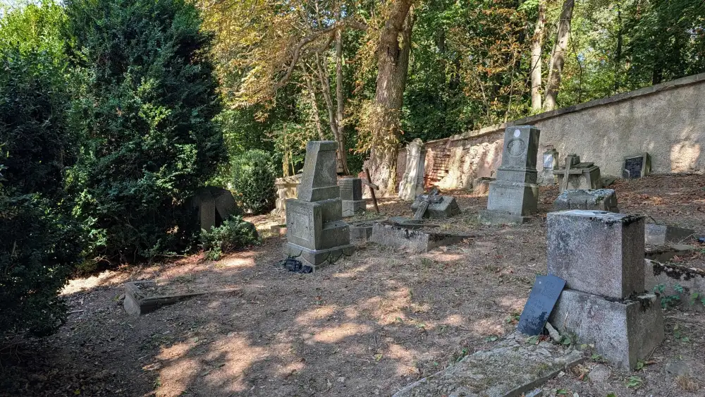 Der Friedhof rund um die Geisterkirche Lukova in Tschechien