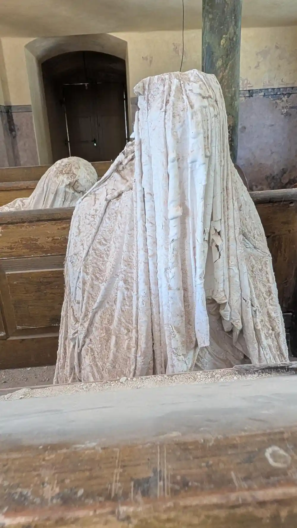 Gesichtslose, mit Gipsstoff verhüllte Geisterfiguren in der Geisterkirche Lukova