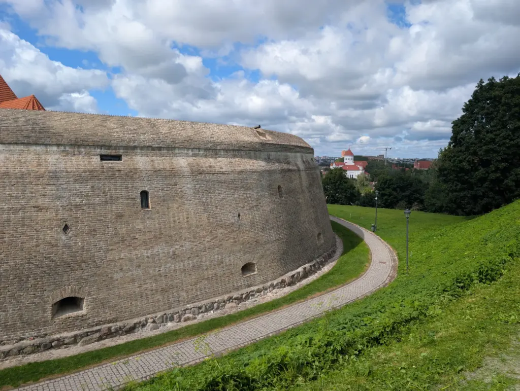 Backsteinbastion der Vilniuser Stadtbefestigung mit Blick über die Altstadt bis zum Burgberg