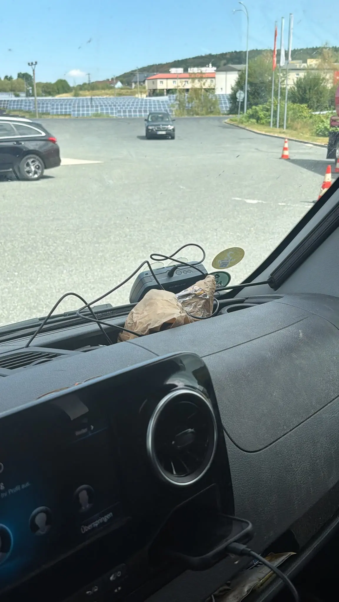 Tschechische Mautbox mit Saugnäpfen an der Windschutzscheibe eines Wohnmobils montiert, Stromversorgung über Zigarettenanzünder
