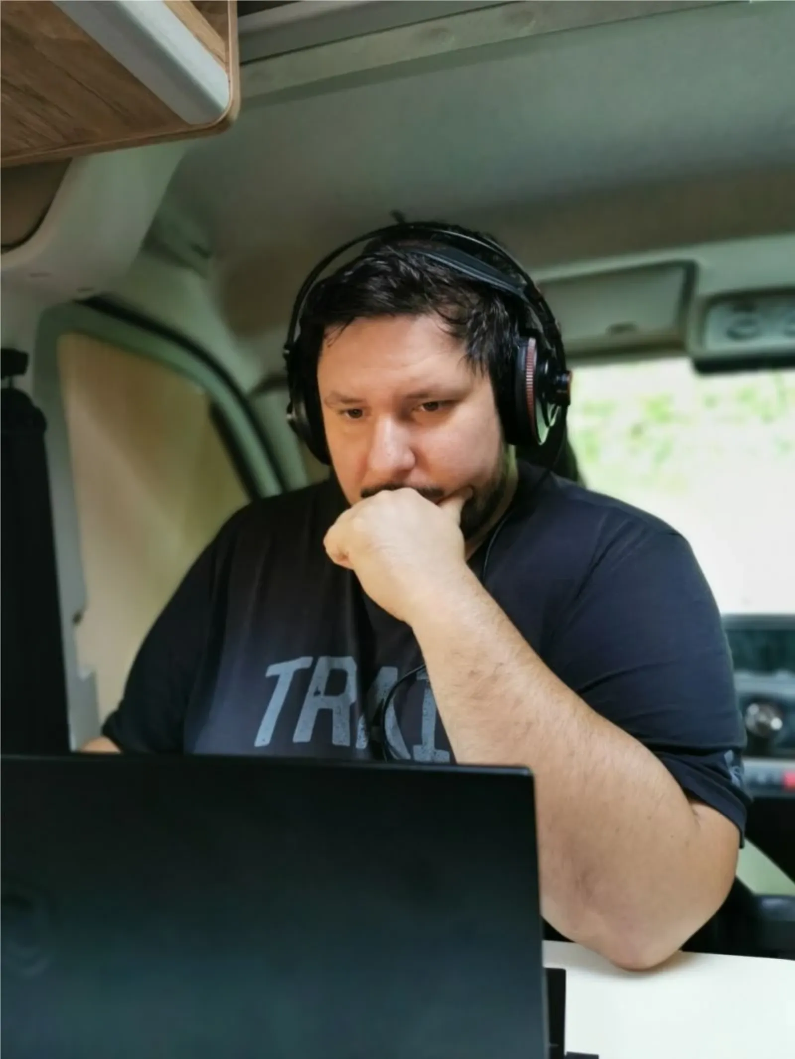 Remote-Arbeiten im Camper während einer deutschen Städtereise