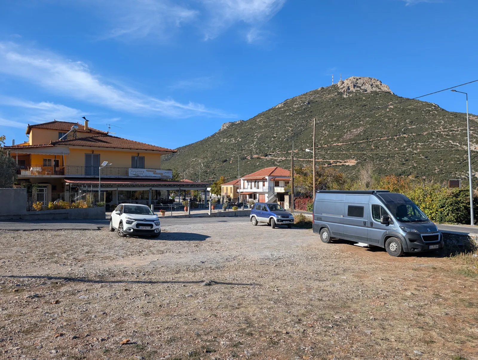Wohnmobil beim Parken auf einem griechischen Dorfplatz