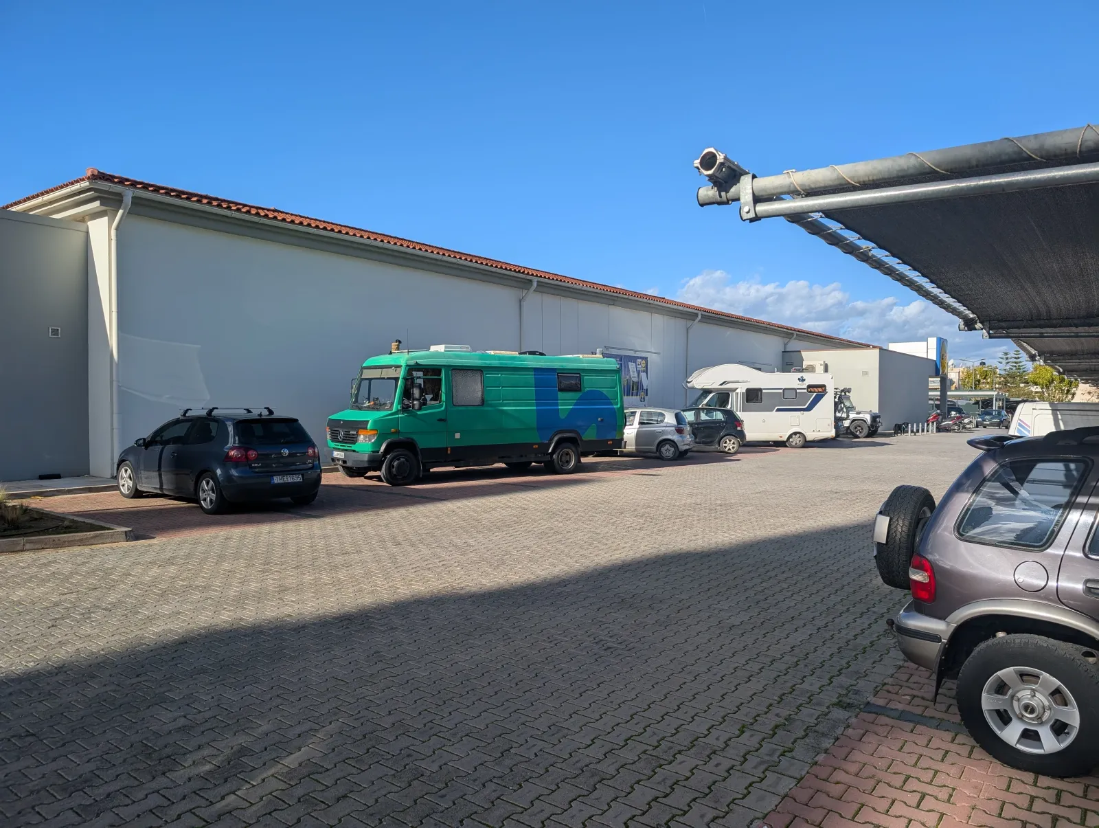 Wohnmobil auf einem legalen Parkplatz in Griechenland