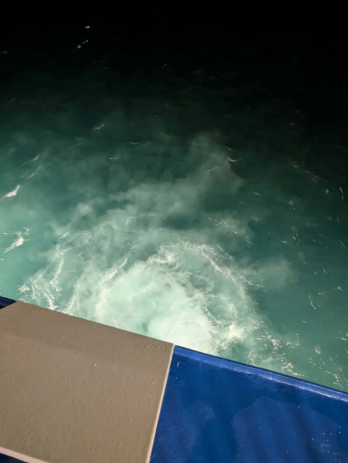 Aufgewühltes Kielwasser der Fähre bei Nacht auf der Adria