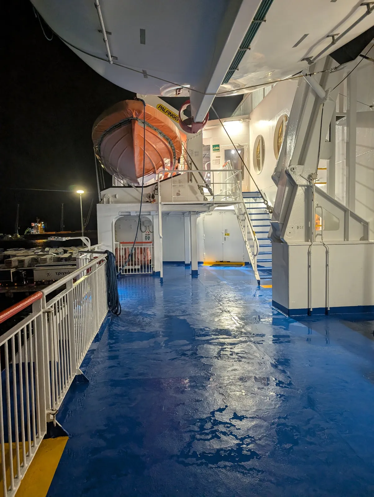Nasses blaues Außendeck der Superfast III mit Rettungsbooten – eine Hundetoilette gibt es nicht
