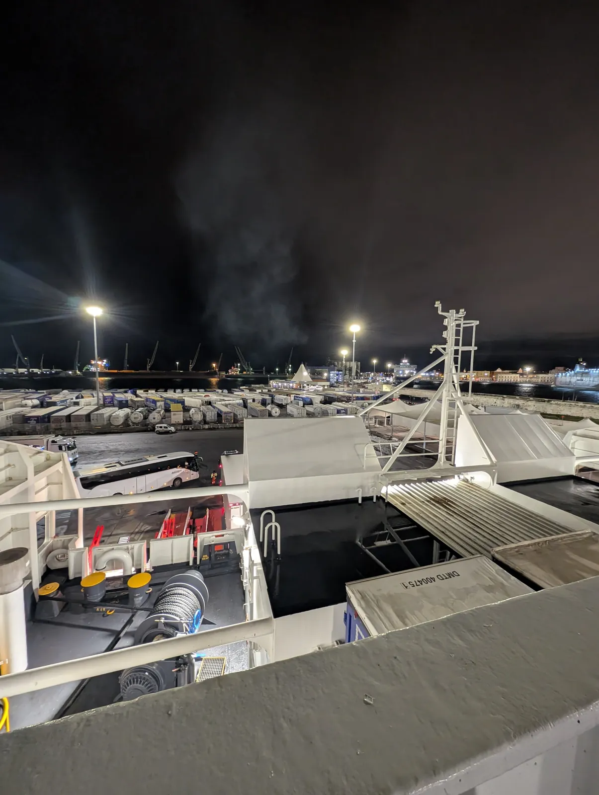 Nächtlicher Blick vom Oberdeck der Fähre auf den Hafen Bari mit abgestellten Lkw-Aufliegern