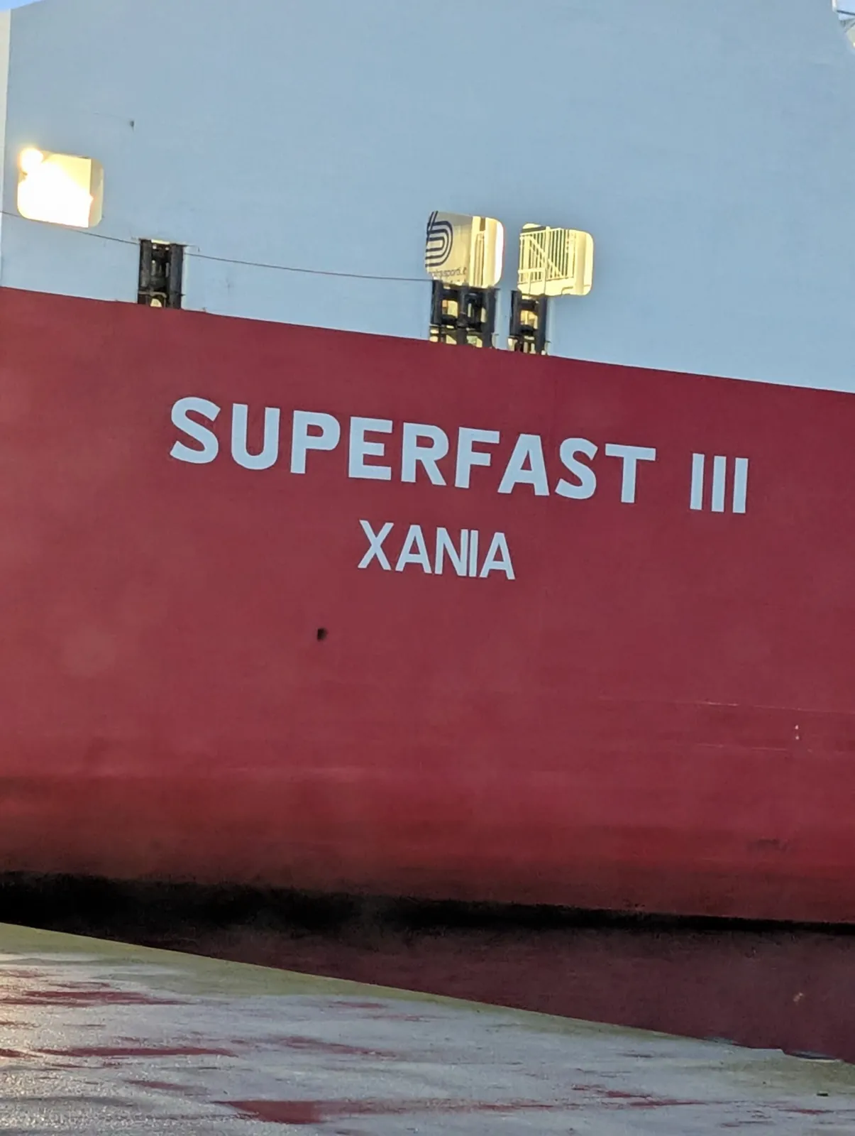 Schriftzug Superfast III Xania am roten Rumpf der Fähre