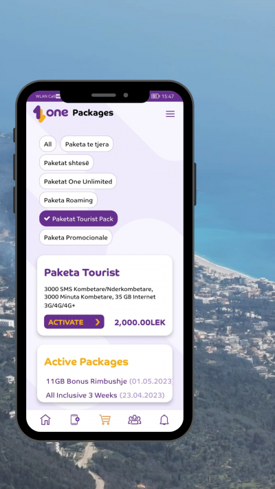 Ein Screenshot der ONE App in Hintergrund eine Aufnahme von Ilogarda Pass